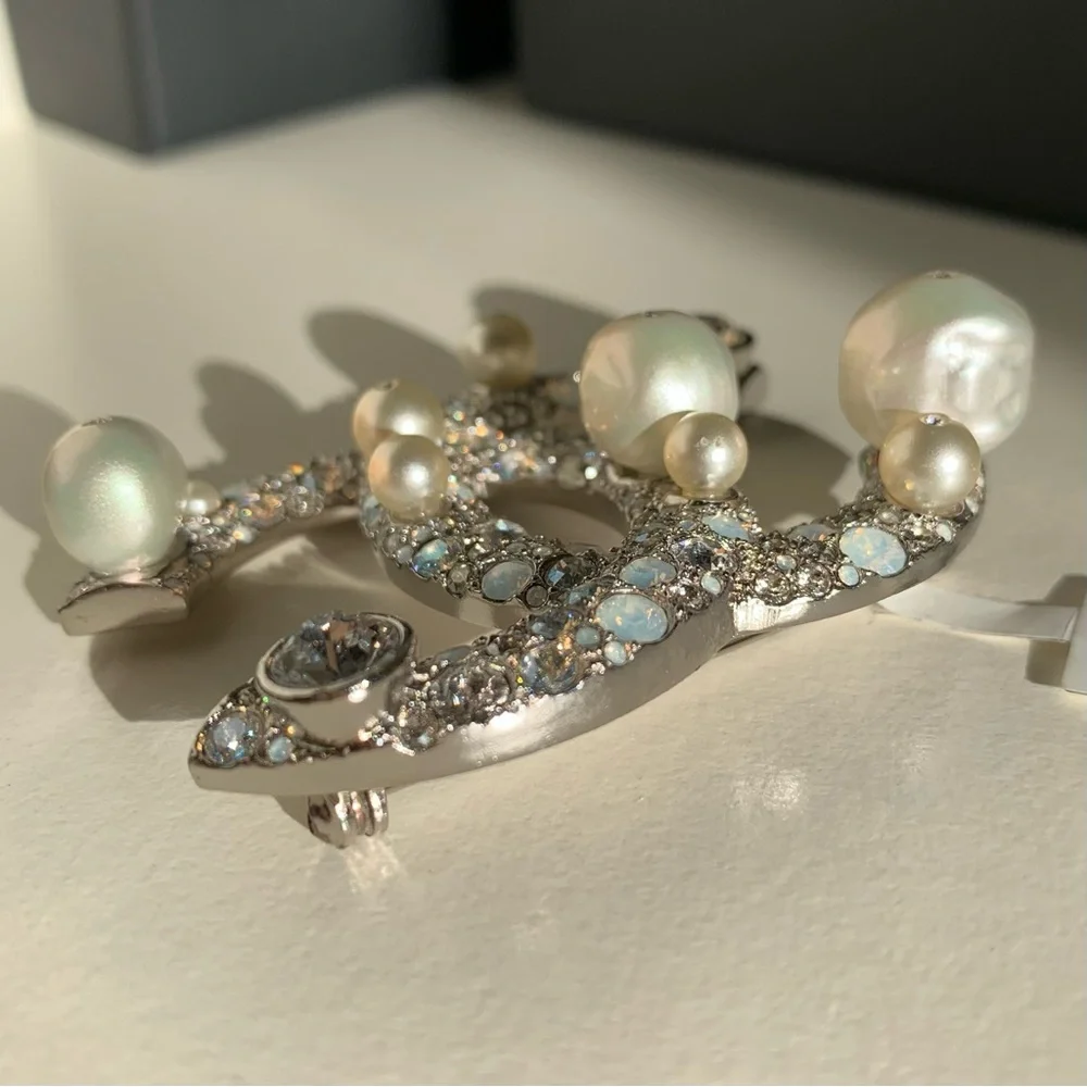 XL Pearl Chanel broach pin
